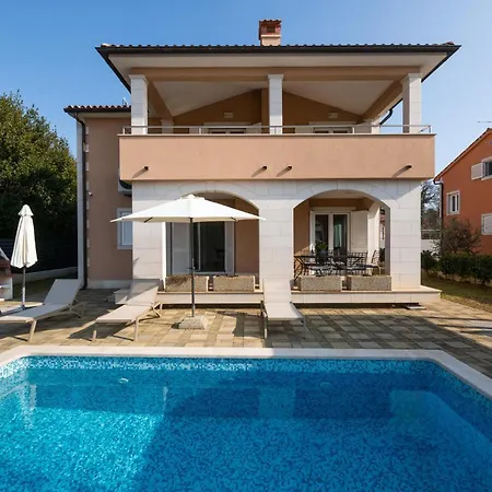 Lovely In With Swimming Pool بيت للعطل بولا