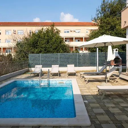 Lovely In With Swimming Pool * Pula