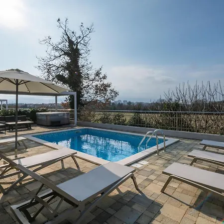 Lovely In With Swimming Pool * Pula
