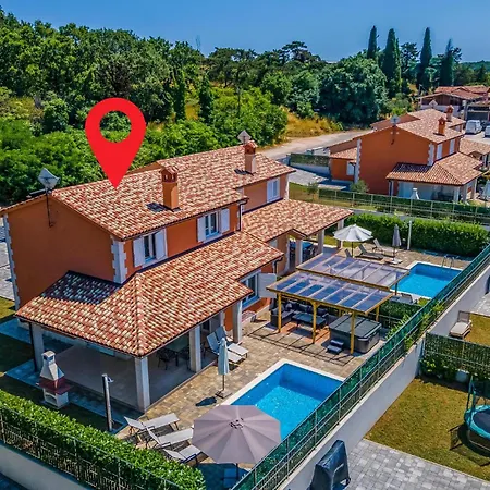 Lovely In With Swimming Pool Сasa de vacaciones