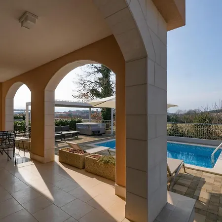 Lovely In With Swimming Pool Сasa de vacaciones Pula