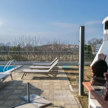 Lovely In With Swimming Pool Сasa de vacaciones