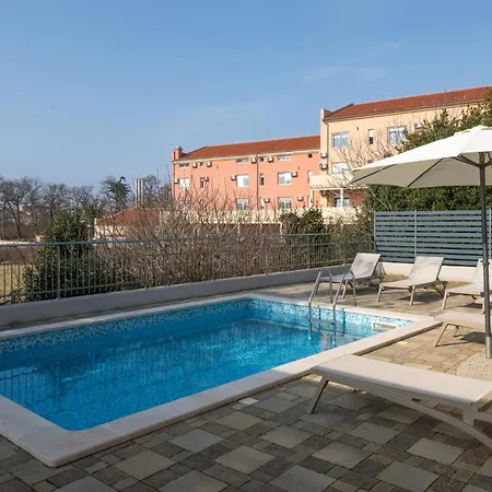 Lovely In With Swimming Pool Сasa de vacaciones Pula